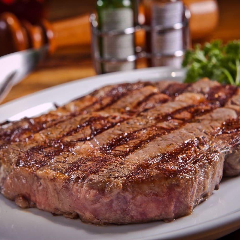 Apresentamos o nosso Executivo Bife Ancho Maturata: uma cuidadosa seleção de bife ancho extremamente suculento, maturado perfeitamente, para garantir um sabor incomparável. Acompanha uma porção generosa de nosso clássico e cremoso Arroz à Piamontese, preparado com os melhores ingredientes, e batatas fritas crocantes e douradas, cuidadosamente fritas para uma textura perfeita. Este é um lançamento da nossa categoria 'Pratos Executivos', que promete satisfazer até os paladares mais exigentes. Uma refeição completa, saborosa e irresistível!