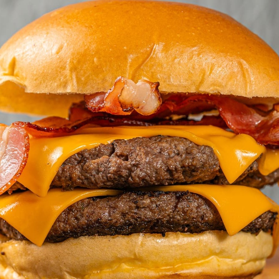 Pão brioche, 2 blend 170g, duplo queijo derretido, bacon fatiado. (Escolha seu molho).