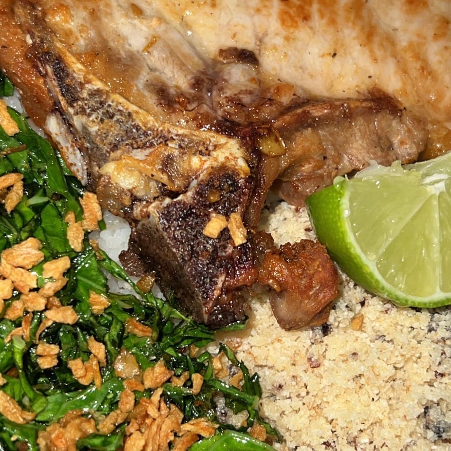 Acompanha Arroz, Feijão, couve e farofa.