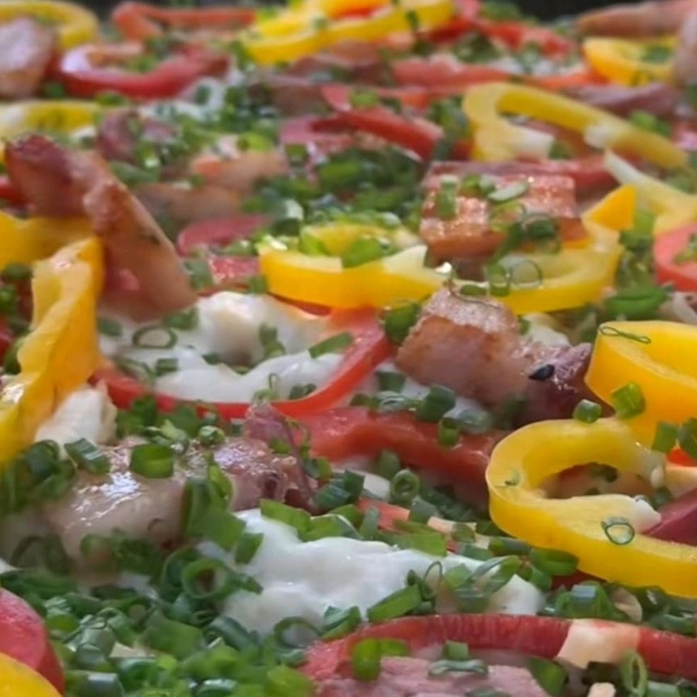 Arroz , Bacon, linguiça Toscana,cebola,requeijão,queijo, pimentão colorido e cheiro verde