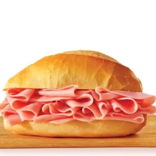 Desfrute do nosso delicioso 'Pão Francês com Presunto Cozido', um ícone dos 'Lanches da Casa'. Este prato é feito na hora, com um cuidado especial em cada detalhe. O pão francês, crocante por fora e macio por dentro, se une perfeitamente às fatias bem finas de presunto cozido, que são suaves e cheias de sabor. A combinação desses ingredientes de alta qualidade resulta em um lanche tão simples quanto irresistível, perfeito para qualquer momento do Dia. Experimente e saboreie cada mordida dessa delícia!