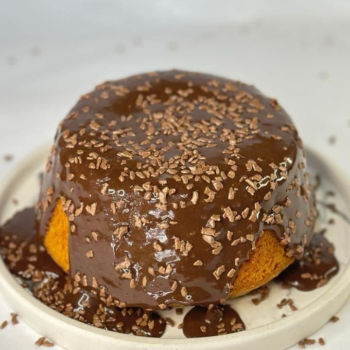 Massa fofinha de Cenoura com Brigadeiro gourmet, finalizado com granulado em flocos!