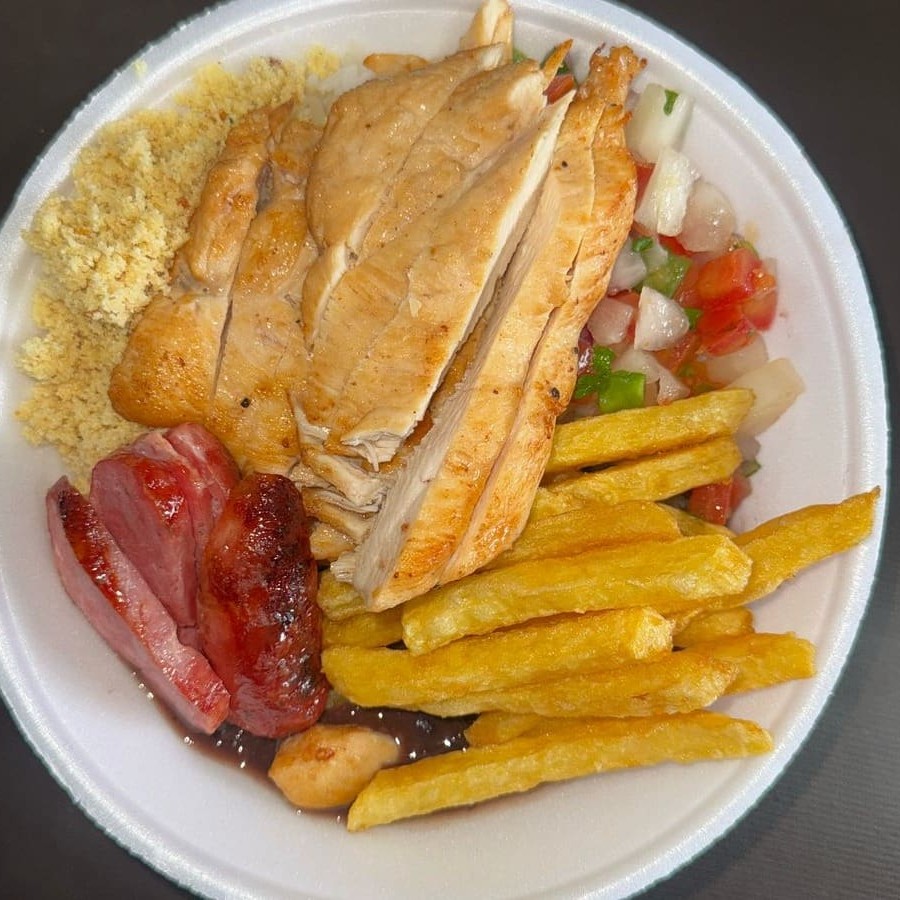 Acompanha arroz, feijão, farofa, molho vinagrete , linguiça e outros acompanhamentos.