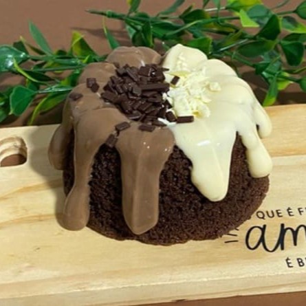 Massa fofinha de chocolate, coberto com o nosso brigadeiro gourmet e brigadeiro gourmet de Leite Ninho. Peso médio: 200g.  promoção , cupom , oferta , morango , sobremesa , red velvet , banoffe , pudim , doce de leite , Dia dos namorados , festa junina , bolo gelado , Ninho , trufado , cone , café , frete grátis , presente , coxinha , gostoso , preço baixo , combo , promo , Doces , bolos , brigadeiro , docinhos , bolo vulcão , aniversario , coco , bolo de pote , gelado , chocolate , Pipoca gourmet , biscoito amanteigado, empada , frango , pistache , frutas vermelhas , geleia , coca , refri , combo , salgado , mousse , entrega rápida , grátis , 0800 , desconto , almoço barato , Nutella , brownie recheado , lanche barato , afogadinho , empada , cookies , cookie recheado , cookie americano , fatia recheada