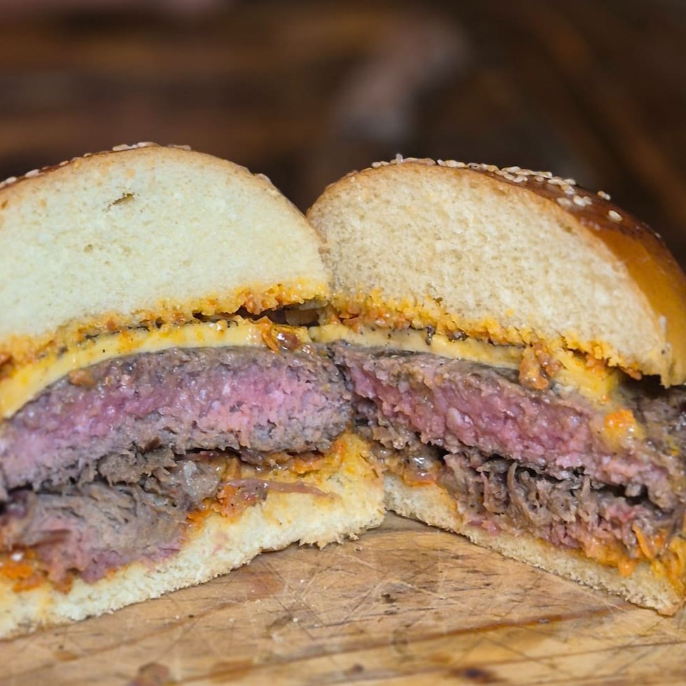 Pão brioche, blend angus de 180g, pulled brisket, queijo prato e maionese de pepperone.