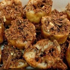 Porção com 10 unidades com opção de chocolates branco ou preto.