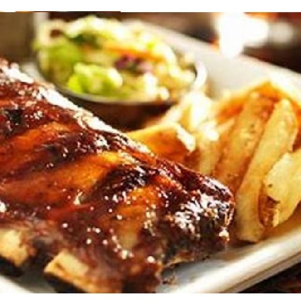 Uma incrível costela suína de 1 kg, generosamente temperada com nosso barbecue especial, e incrementada com cebola e bacon crocante. Acompanha um delicioso arroz de brócolis frescos e suculentos, batatas rústicas douradas ao forno e, para completar, uma farofa de ovos rica em sabor e um vinagrete fresco e temperado.