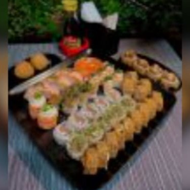 4 sashimi salmão, 3 sushi salmão maçaricado, 3 sushi skin, 2 joy filadelfia, 5 uramaki filadelfia, 5 uramaki skin, 5 shake salmão, 13 hot filadelfia. Entrada : Crispy de Salmão Sobremesa : Hot banana com Nutella e amendoim