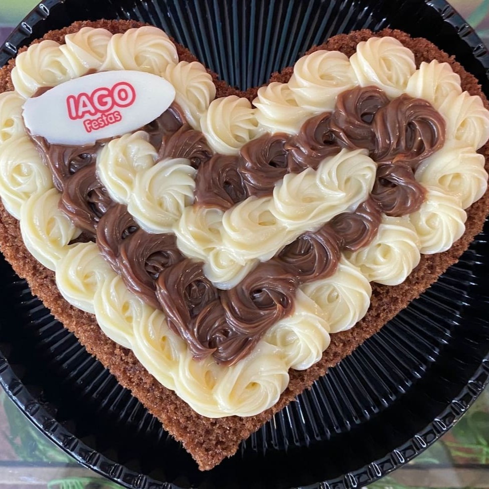 Bolo em formato de coração - 15cm Massa de chocolate com cobertura de brigadeiro ao leite e brigadeiro branco
