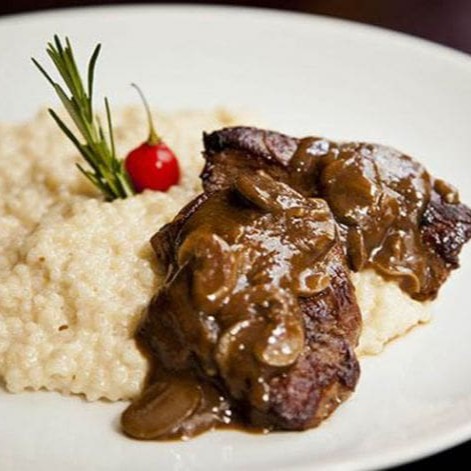 Acompanhado de arroz a piamontese e molho madeira + refrigerante + sobremesa