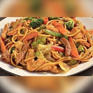 Macarrão, legumes, carne e frango.