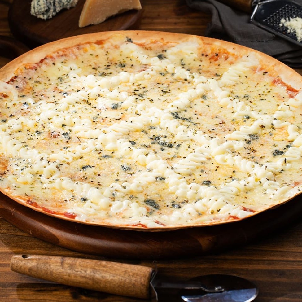 Compre com 1 clique!! Pizza Grande de 35cm. Nossa pizza de massa super fina, leve e borda crocante, com base de molho de tomate, mussarela, gorgonzola, Catupiry e finalizada com parmesão e orégano.