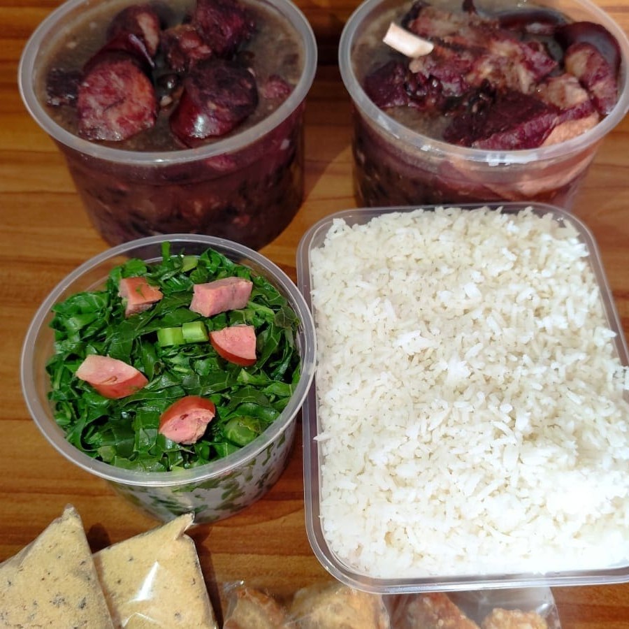 Uma Deliciosa Feijoada Brasileirinha, acompanhada de arroz branco, farofa da casa, couve refogada e um delicioso torresmo crocante. Sugerida de 04 à 06 pessoas, nesse kit de refeição todos os itens vão separadinhos.