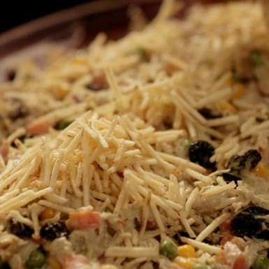 Frango, cenoura, passas, maionese, milho e ervilha - Serve 3 a 4 pessoas