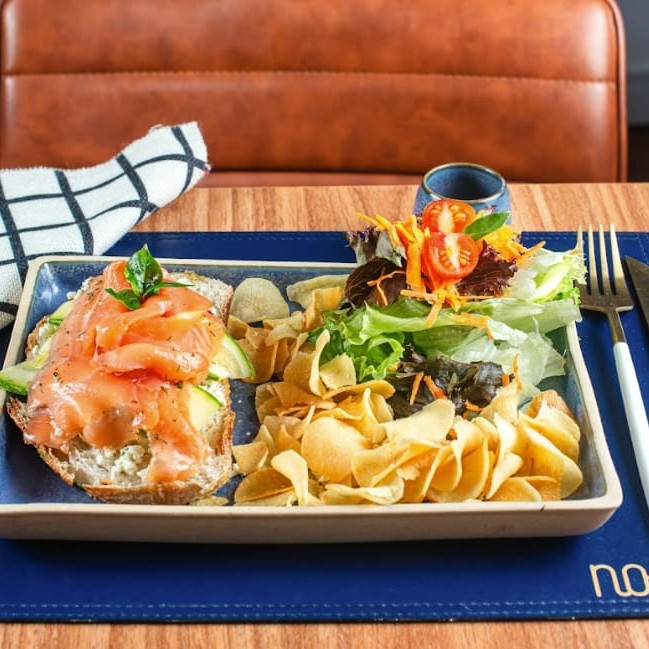 Salmão defumado e abobrinha na pasta de queijo com limão siciliano. Acompanha mix de folhas e chips a sua escolha.