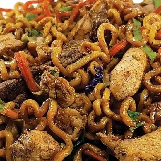 Repolho verde, repolho roxo, cenoura, carne, frango e temperos do chef