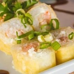 Arroz, camarão, cream cheese e cebolinha na massa de rolinho primavera