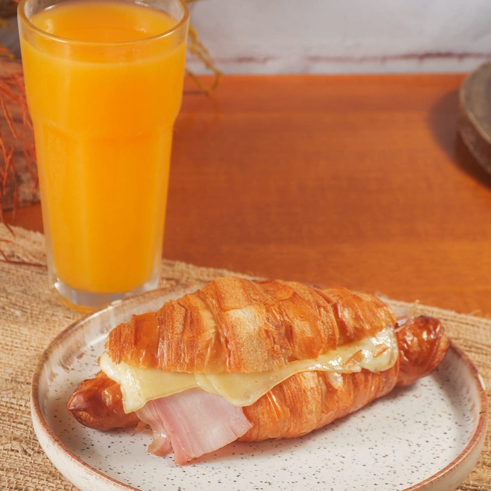Descubra a sua combinação perfeita. Escolha o seu croissant recheado favorito e acompanhe com uma bebida da sua preferência. Energize-se com um café da manhã ou lanche irresistível.