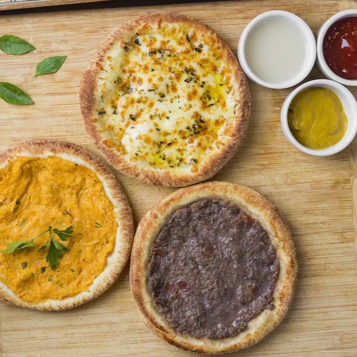 São 03  unidades dos nossos deliciosos sabores tradicionais: frango temperado com especiarias; carne bovina selecionada e temperada com blend de temperos secretos; mussarela e orégano.