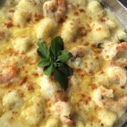 Apresentamos o nosso requintado Gnocchi (Nhoque) ao Molho de 4 Queijos com Camarão 400 G (200g de massa + 200g de Molho), um prato da categoria 'Molho com Camarão'. Este prato é uma fusão perfeita de sabores, unindo a suavidade do gnocchi artesanal com a riqueza de um molho de quatro queijos especialmente selecionados, enriquecido com camarões generosamente distribuídos. É uma experiência gastronômica inigualável, repleta de aromas e texturas que irão conquistar seu paladar. Uma verdadeira delícia que você não pode deixar de experimentar! #massa  #espaguete  #comida  #brasileira  #italiana  #point  #farfalle  #fettuccine  #talharim  #fusilli  #sucos  #polpa  #refrigerantes  #penne  #cupom  #marmita #pasta #nhoque #gnhocchi #capeletti  #ravioli  #massas frescas # #delivery #promoção #desconto #cupom #bebida #coca #spaghetti #janta #promoção #promocao #barato #coca #gratis #frete #delicia