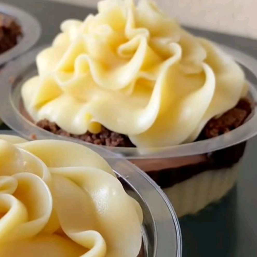 Creme de Ninho, com Nutella pedaços de brawnei e enfeite de Ninho