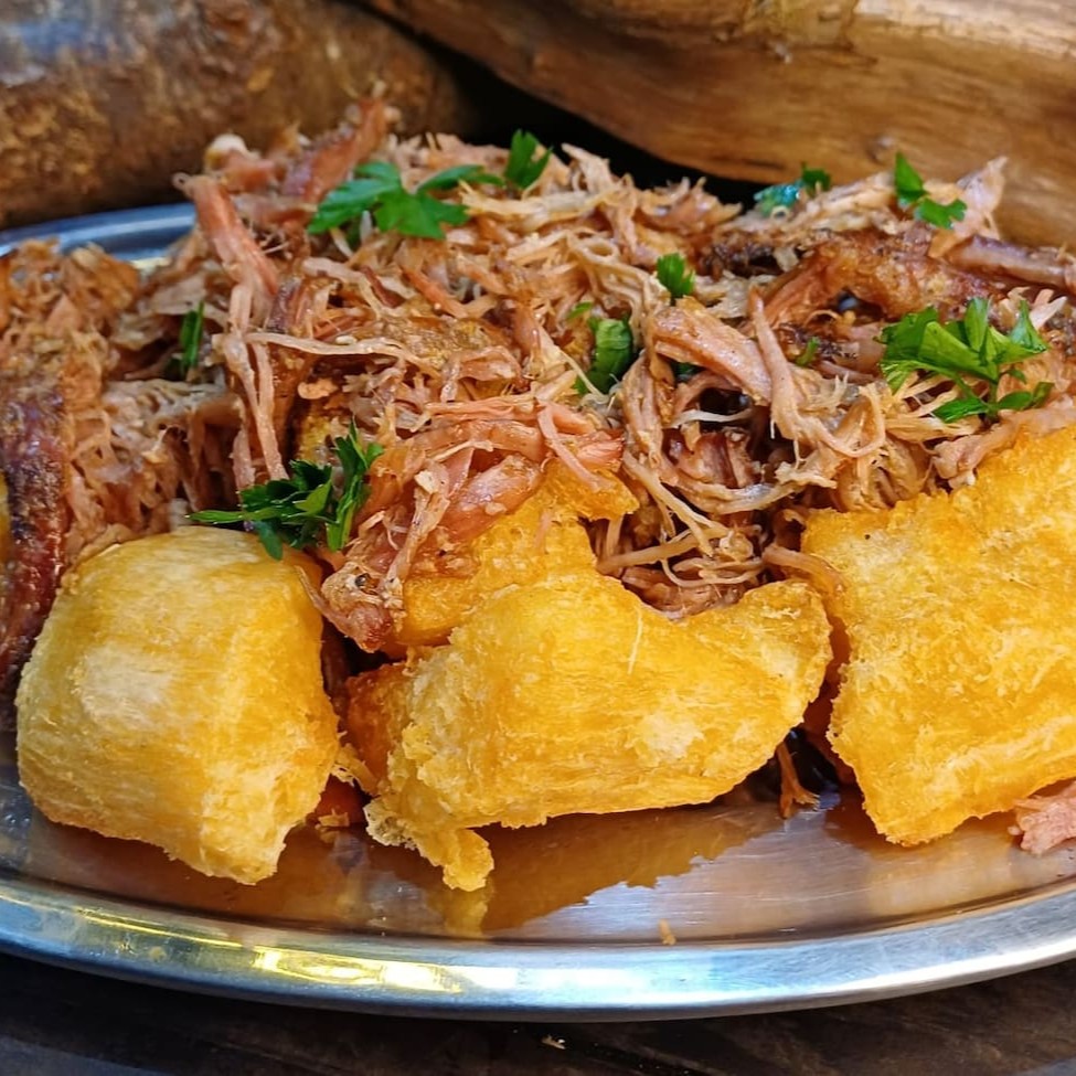 Aipim frito(500g) +Pulled pork rib -Costela suína desfiada, defumada por 6 hs no dry rub da casa. *Todas as porções tem direito a 1 molho da casa