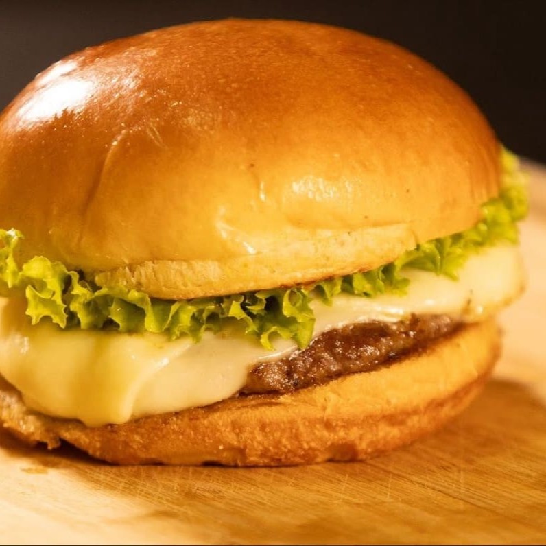 Pão de brioche, bland de 100 gr, queijo e Alface