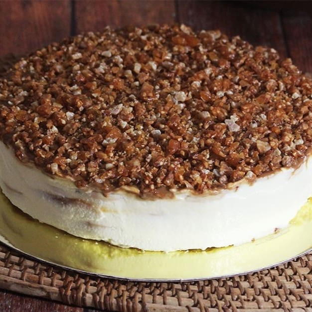 Preparado com um leve creme de baunilha zero intercalado com biscoito tipo Maria  e doce de leite especial zero açúcar, cobertura de crocante de castanha de caju com doce de leite zero.