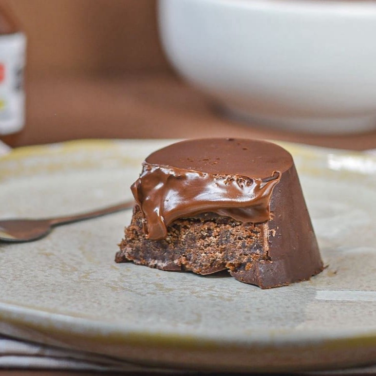 Nosso mais novo doce do Katsumi Sushi! Brownie com muito recheio de Nutella e uma casquinha fininha de chocolate meio amargo! Uma delicia!