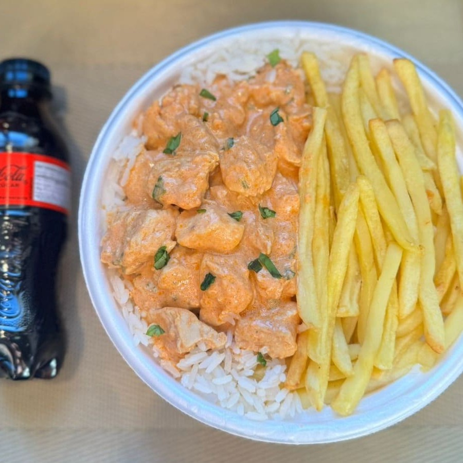 Marmita com delicioso filé de frango ao molho estrogonofe acompanhado de arroz branco e batatas fritas. Acompanha refrigerante pet Coca Cola Zero sem açúcar bem gelado. Marmita indicada para 01 pessoa.