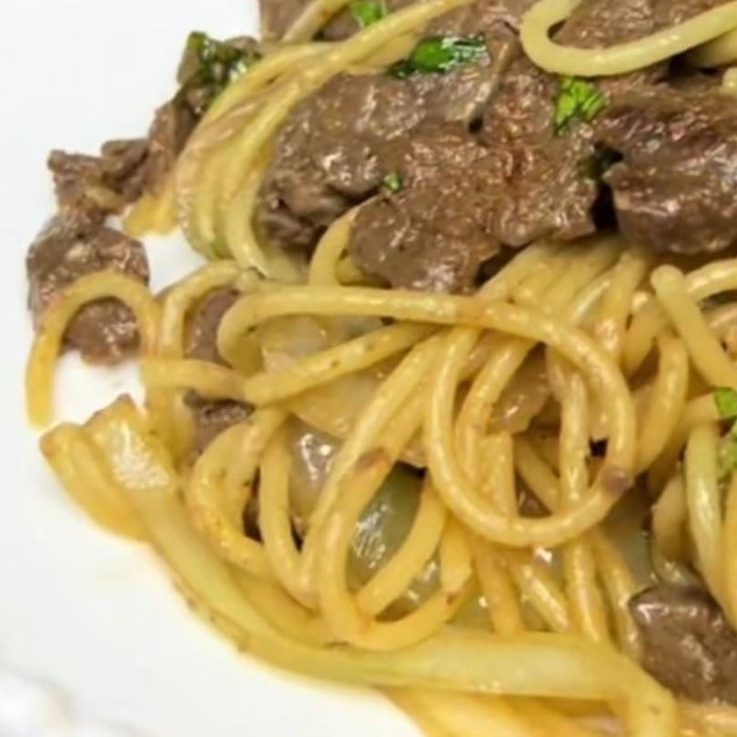 Macarrão com tiras de carnes , cebola cheiro verde e queijo