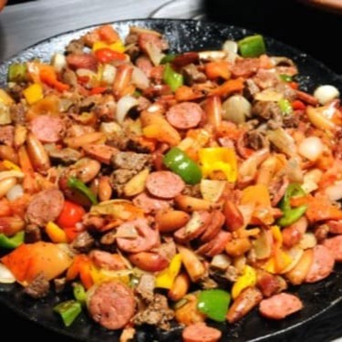 Acompanha : Arroz, feijão, farofa, molho à campanha e batata frita