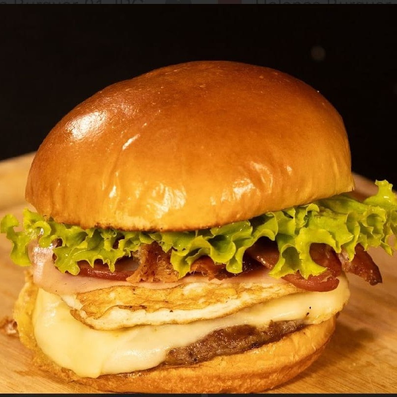 Pão de brioche, bland de 100 gr, ovo, queijo, presunto, bacon, calabresa e alface.