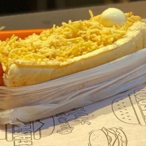 Pão, linguiça, molho, milho, ervilha, queijo ralado, batata palha, ovo de codorna, ketchup, maionese, mostarda