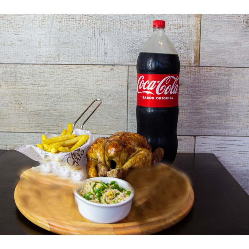 Apresentamos o 'Frango Assado - Kit 3', uma estrela da categoria 'Frango e Cia'. Este prato inclui um Frango assado extremamente suculento e saboroso, que se desmancha em sua boca, acompanhado por uma porção generosa de 100g de Farofa, crocante e bem temperada. Para completar essa experiência culinária, servimos Batatas Fritas douradas e crocantes e um refrescante Refrigerante de 2l. Este kit é a combinação perfeita para o seu almoço ou jantar, proporcionando uma experiência gastronômica incrível e saborosa.