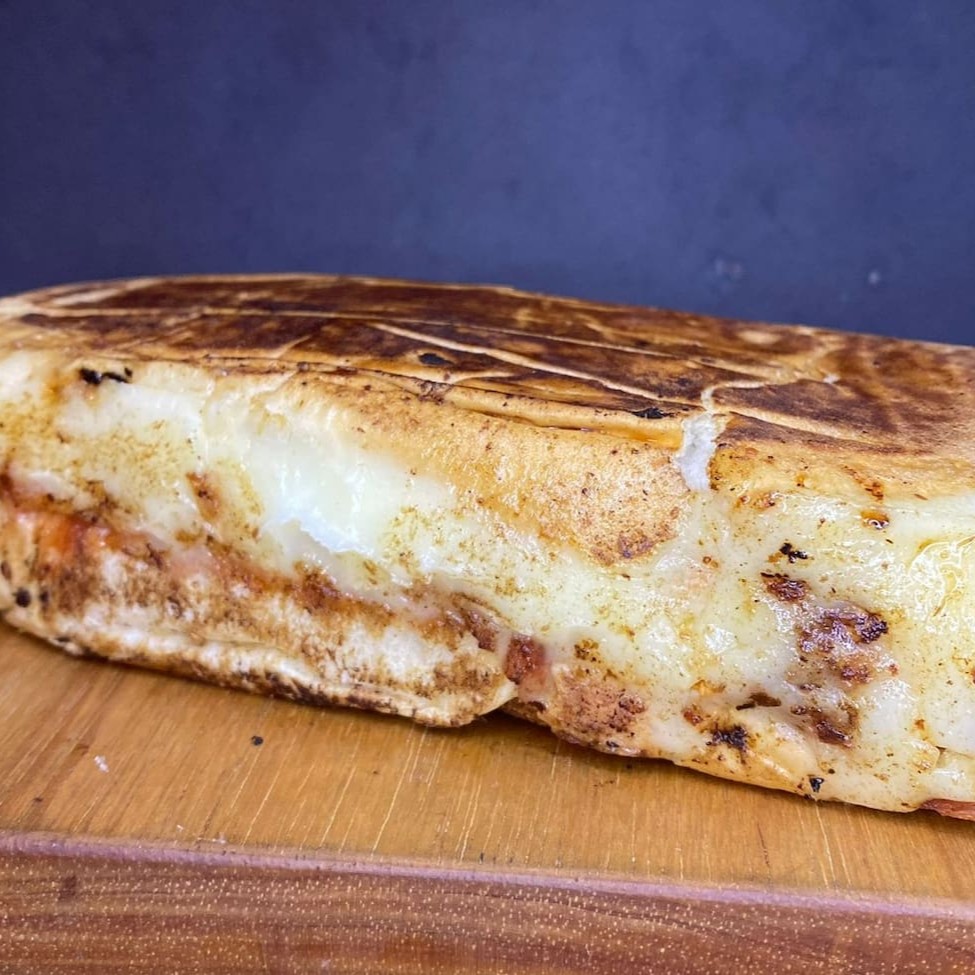 Todos acompanham: salsicha ou linguiça, tomate, cebola, milho, ervilha, maionese, mostarda e batata palha.