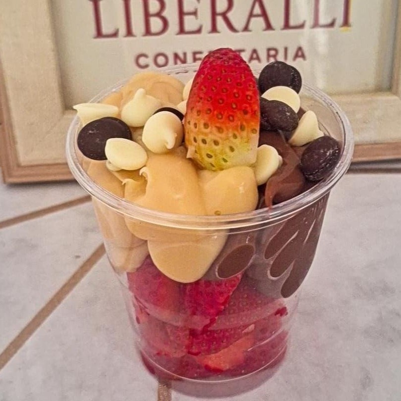 Morango picadinho com duo dos nossos cremes chocolate branco e preto.  Finalizando com pedacinhos de chocolate branco e preto. Sobremesa deliciosa, leve e saborosa. Copo de 200ml.