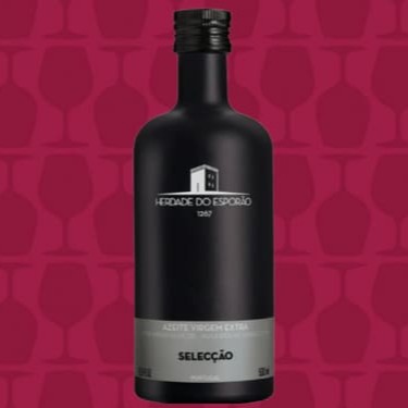 A Esporão é uma marca portuguesa, que foi criada originalmente como produtora de vinhos, e atualmente também é a fabricante de alguns dos melhores azeites do mundo.  Seguindo o cultivo de forma tradicional há várias gerações, as olivas são transportadas e separadas por variedades, logo após a colheita, e processadas por meio de moenda a frio. De intensidade média, este azeite é indicado para ser consumido na finalização de pratos como saladas e sopas. Este Azeite traz características organolépticas simples de intensidade ligeira/média adaptado a finalizar empratamentos com alimentos de intensidades médias baixas, sopas várias e pratos de forno.