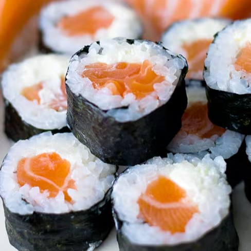 6pçs. Salmão, crean cheese, arroz e  alga.