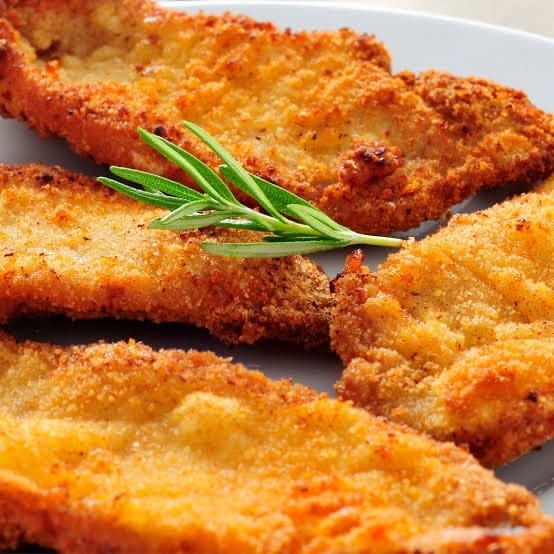 Delicie-se com nosso exuberante prato 'Frango à Milanesa + 2 Acompanhamentos', uma das estrelas da categoria 'Sugestão da Casa'. Ele é generosamente composto por um suculento frango empanado à milanesa, acompanhado de um arroz soltinho e um feijão caseiro irresistível. Além disso, oferecemos a você a liberdade de escolher mais dois acompanhamentos à sua preferência, tornando cada experiência única e absolutamente saborosa. Aproveite essa deliciosa combinação e permita-se ser surpreendido.