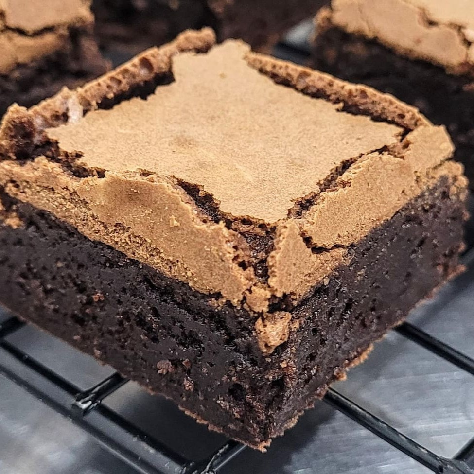Nosso inigualável brownie super chocolatudo, molhadinho e com uma casquinha incrível  Tamanho 5x5cm.  Aproximadamente 50g