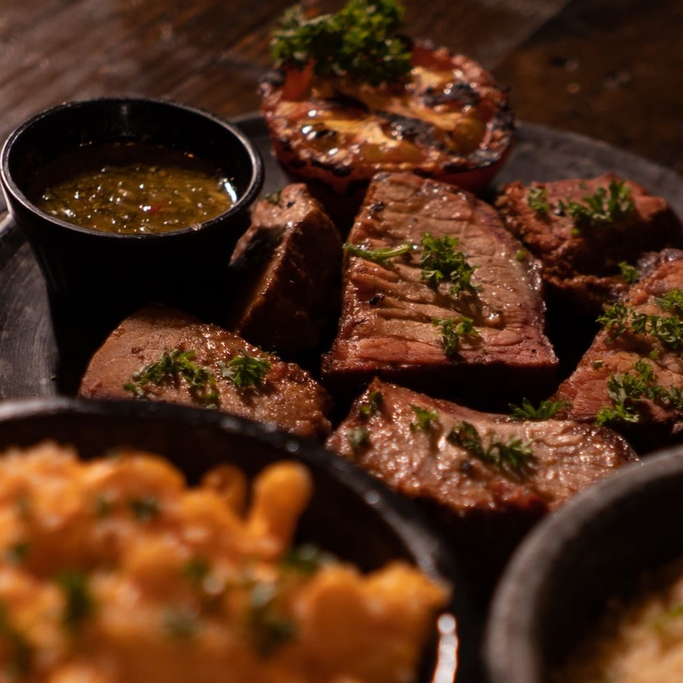 Corte tipicamente brasileiro o cupim é defumado por 6 horas e assado por 4 hora.