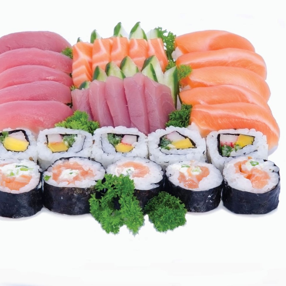 Sashimi: 4 salmão + 4 atum + 4 polvo + 4 peixe branco  sushi: 4 atum + 4 salmão  makimonos: 4 hot + 4 salmão skin