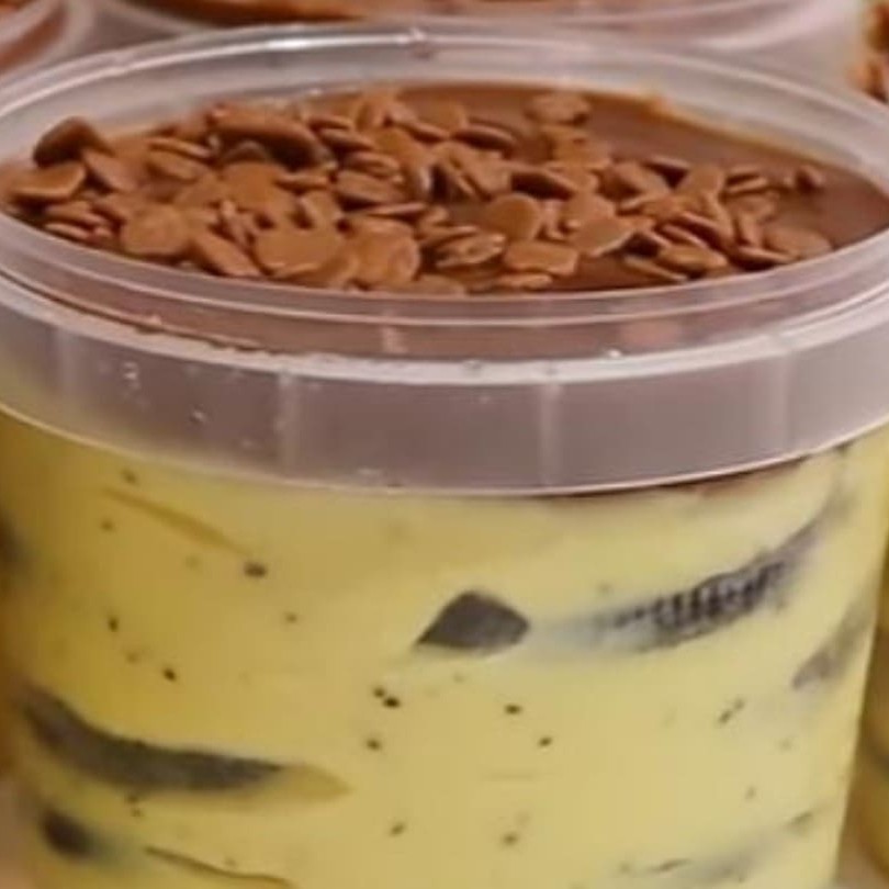 Mousse de maracujá com biscoito de chocolate e de cobertura canache de chocolate