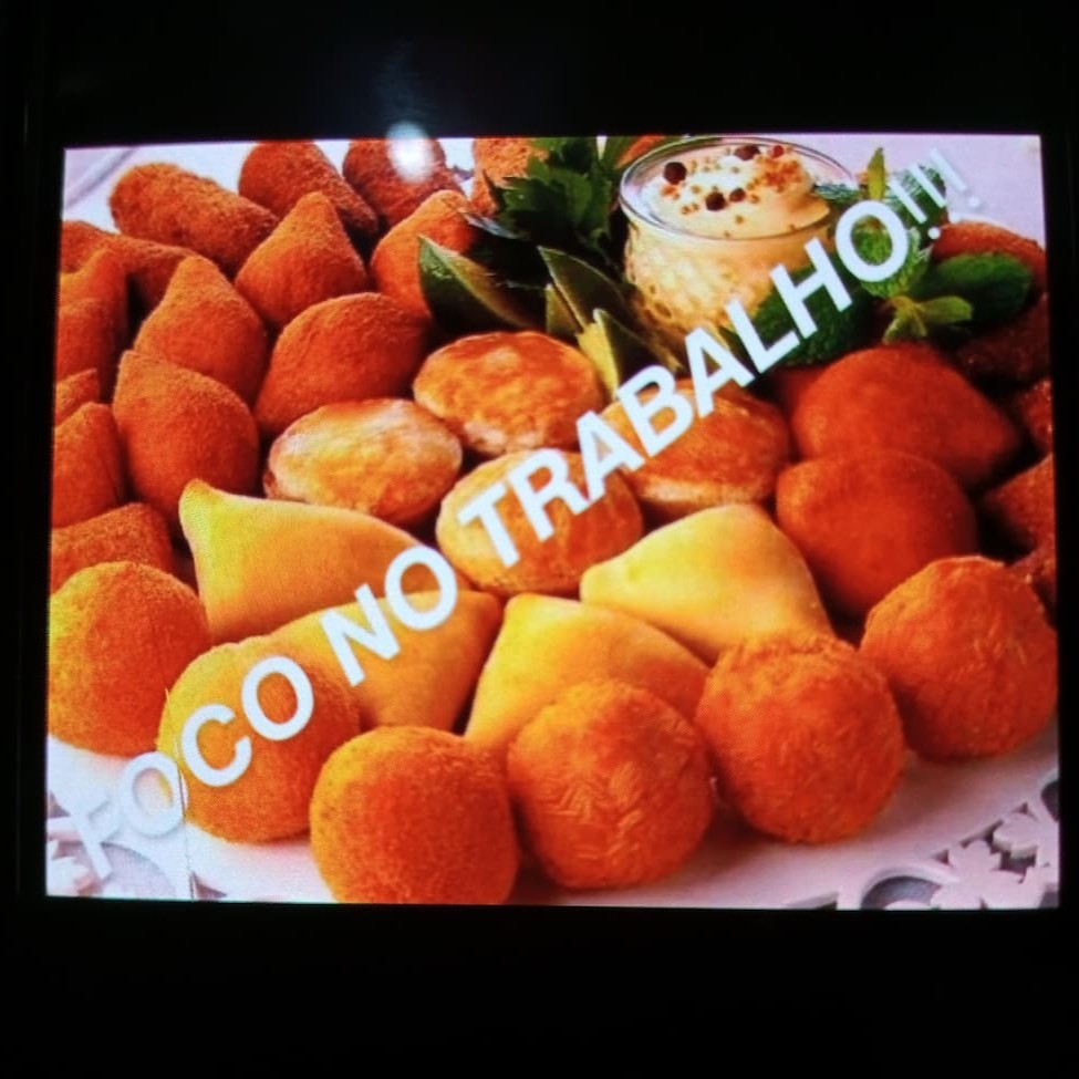 Apresentamos para sua comemoração nossos irresistíveis 'Salgados Sortidos'. São 400 unidades, fritas na hora, garantindo que cheguem até você extremamente quentes e crocantes. Cada mordida é uma surpresa, pois em nossa seleção há uma variedade de sabores para agradar a todos os paladares. Aproveite a festa enquanto nós cuidamos do sabor e da qualidade dos nossos salgados, preparados especialmente para o seu evento. A alegria e a satisfação dos seus convidados serão garantidas!