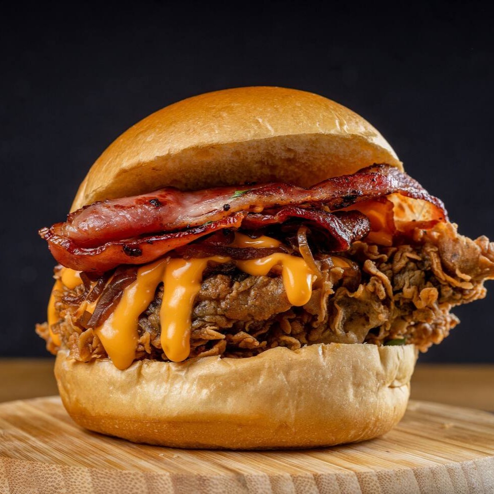 Filé de sobrecoxa crispy (ou 2 filezinhos de peito), coberto com molho cheddar cremoso, molho grill, bacon crocante e cebola caramelizada — tudo no pão brioche macio. Um hambúrguer intenso, marcante e simplesmente viciante!