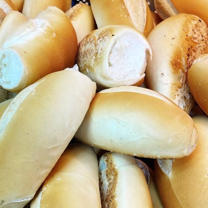 Crosta crocante, miolo macio e fresquinho como tem que ser. Leve 10 pães perfeito pro café da manhã da galera ou aquele lanchinho reforçado. Promoção boa a gente não enrola: é pedir e aproveitar!