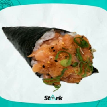 Alga, arroz, salmão, cebolinha, gergelim e pimenta togarashi.