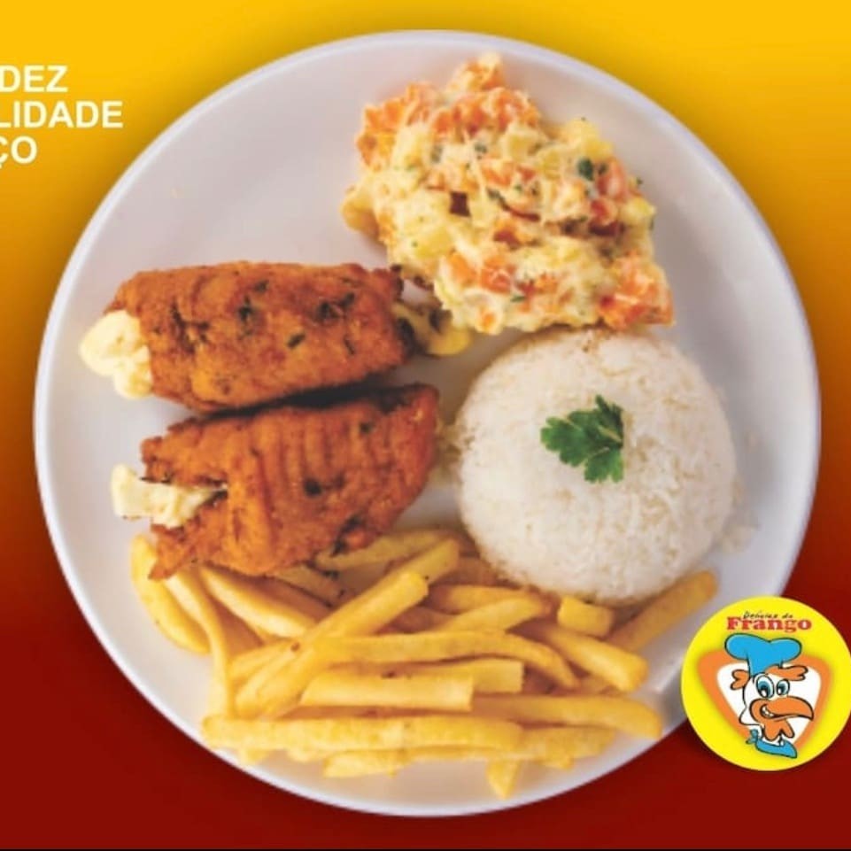 Delicioso enroladinho de frango recheado com queijo e presunto com acompanhamento de arroz branco, batata frita e maionese.