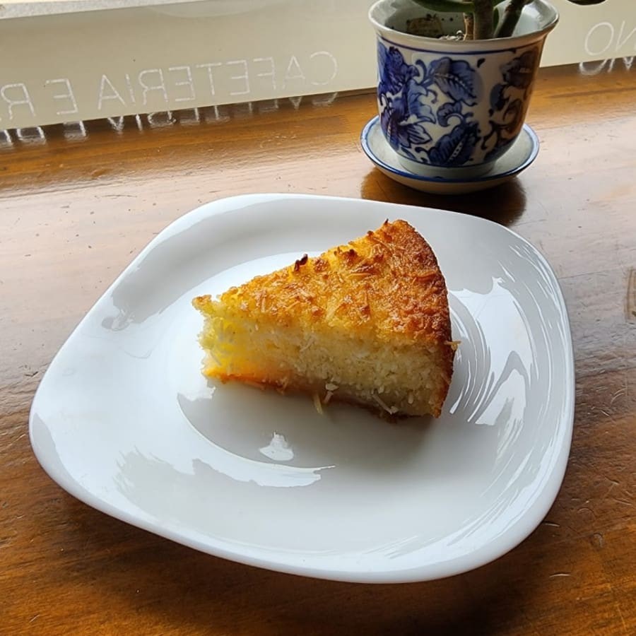 (fatia) (145g) - *Contém: aipim (mandioca), coco, amêndoas e açúcar.